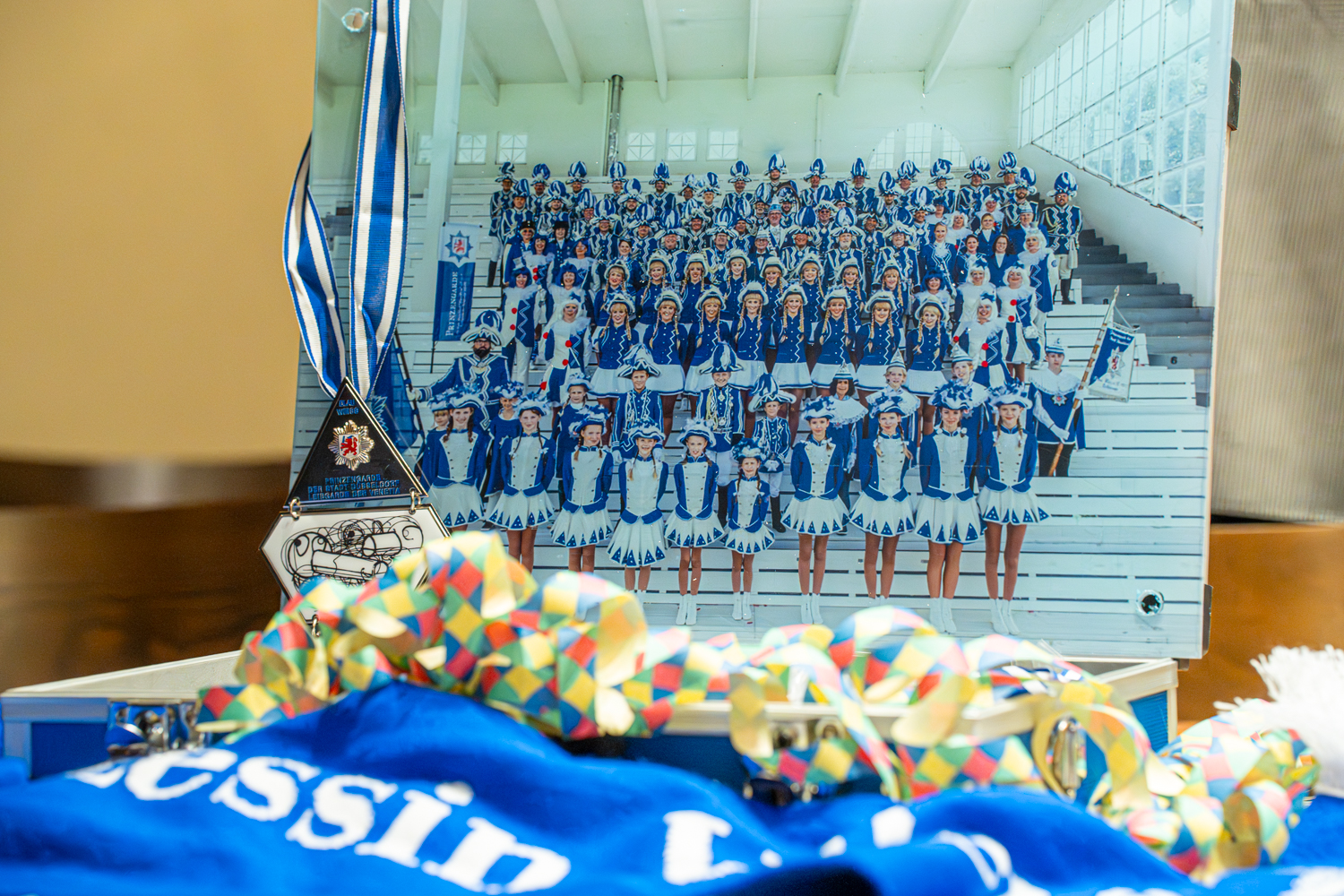 Gardefoto der Prinzengarde Blau-Weiss mit Luftschlangen, Orden und Schal